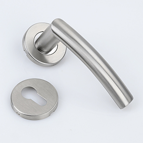 Bagaimana cara menghilangkan pegangan tuas pintu?