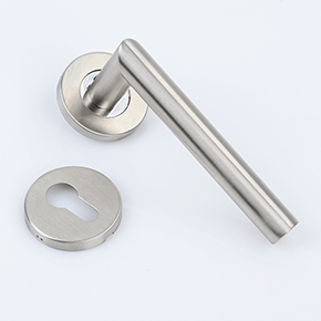 Mana yang lebih baik, tuas pintu atau kenop pintu?