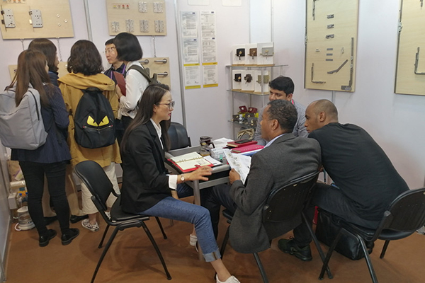 Interaksi pameran sebelumnya dengan pelanggan